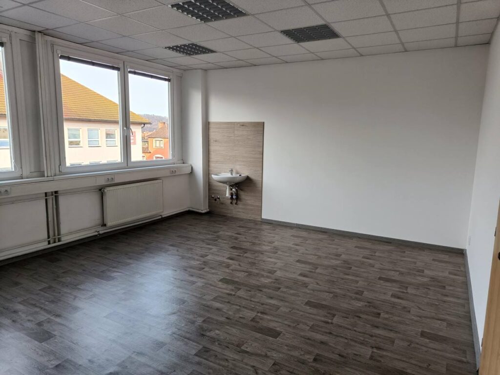 Kancelářský prostor s umyvadlem